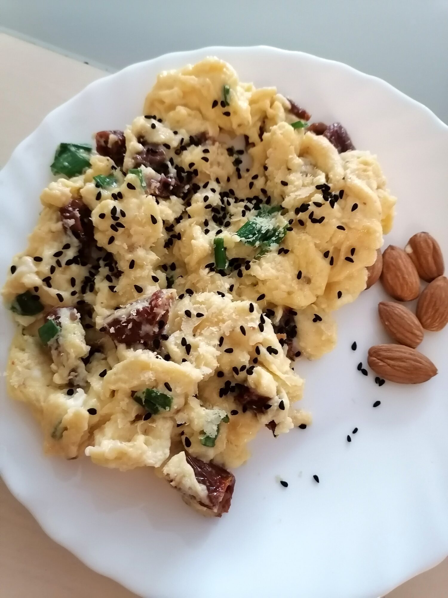 jajecznica z suszonymi pomidorami