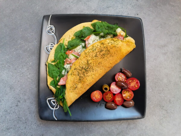 Omlet LOW FODMAP ze szpinakiem i łososiem