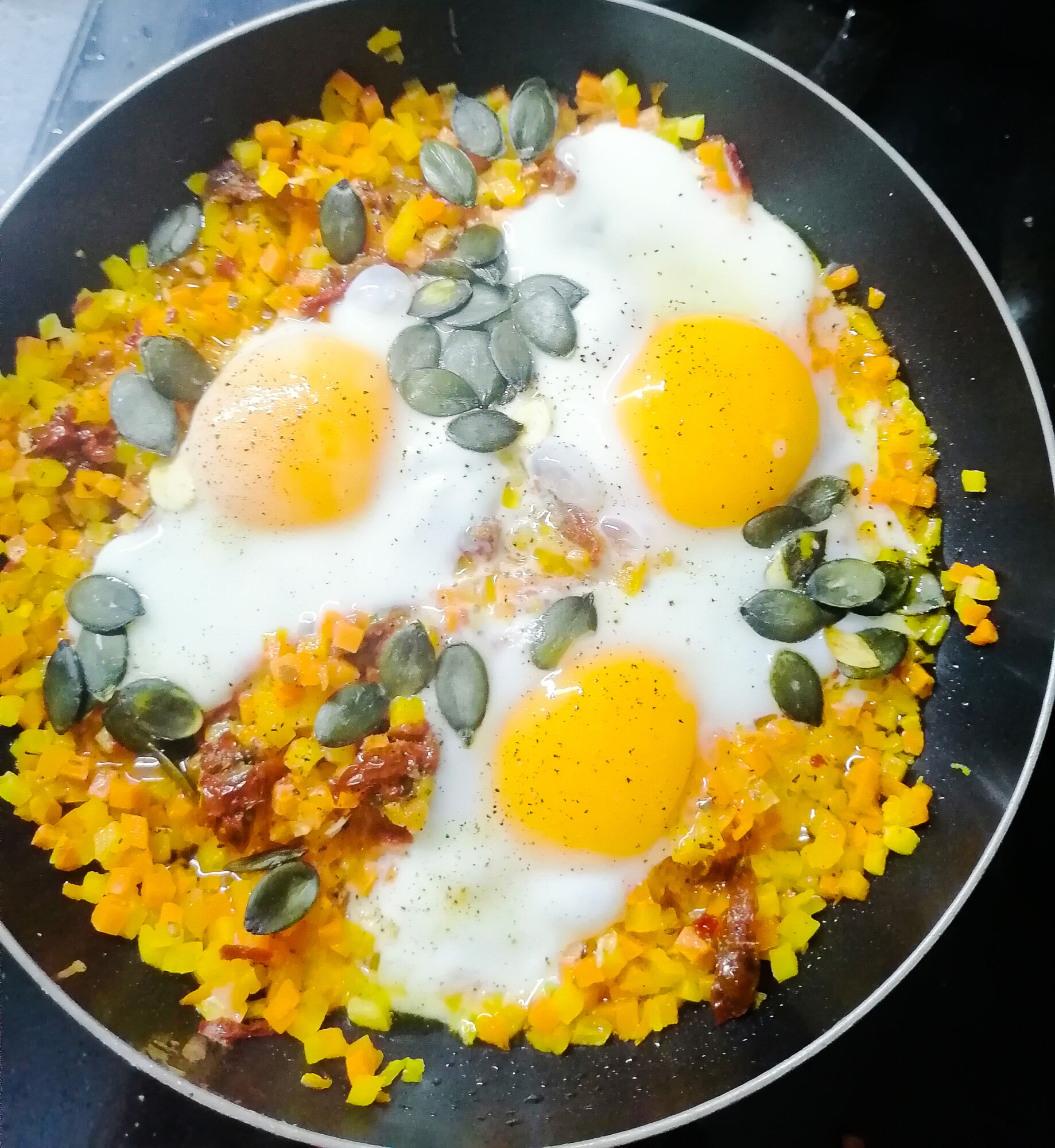 jajka sadzone na marchewkowej pierzynce